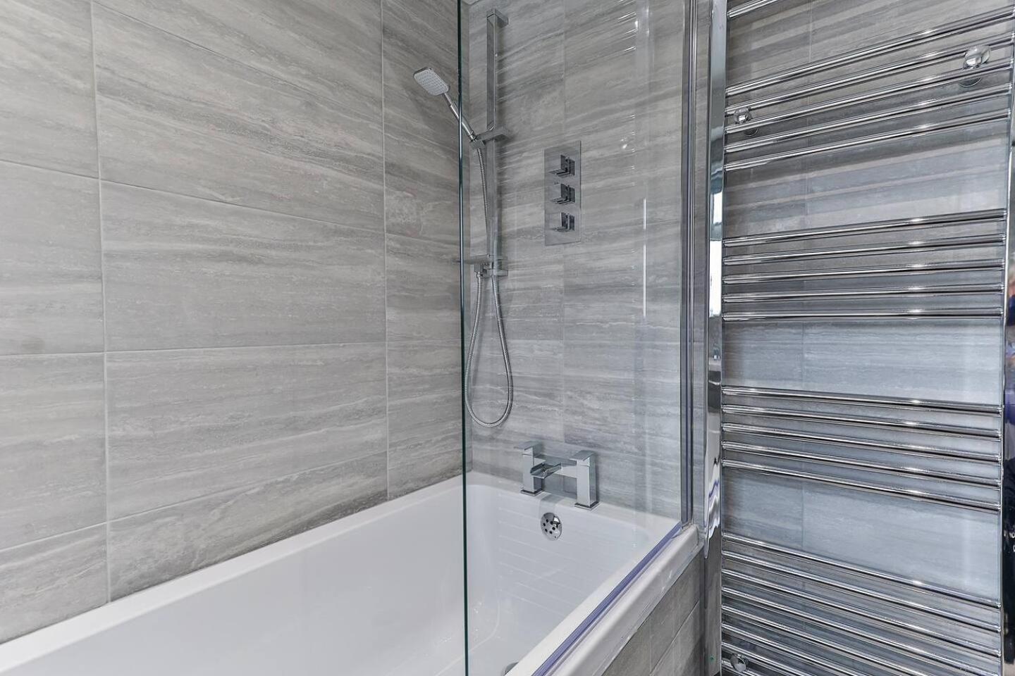 Newly Renovated 3 Bed 2 Bath Apartment & Parking เชฟฟิลด์ ภายนอก รูปภาพ
