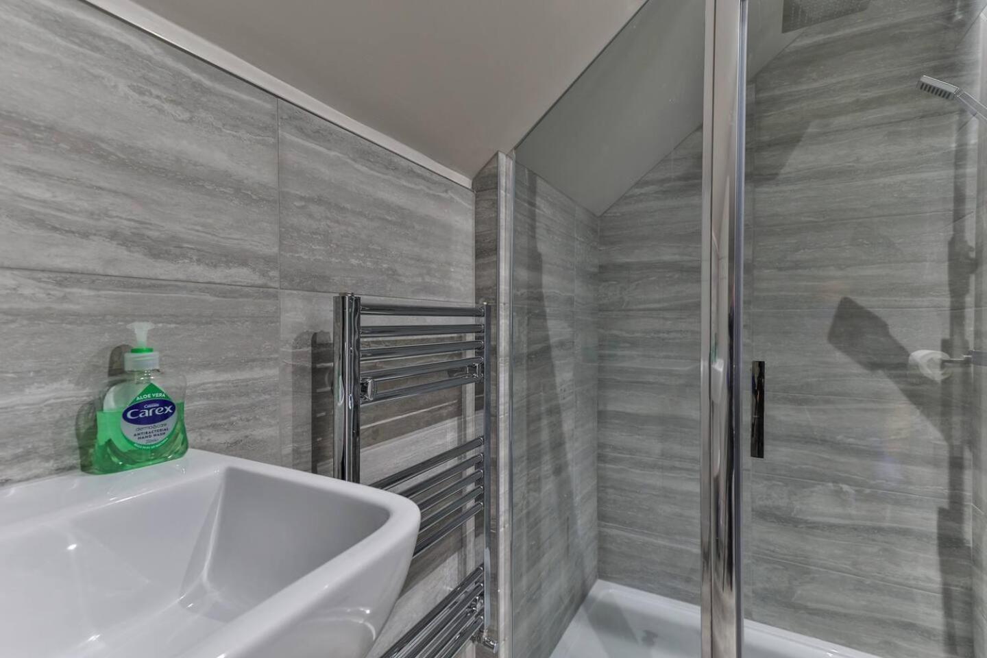 Newly Renovated 3 Bed 2 Bath Apartment & Parking เชฟฟิลด์ ภายนอก รูปภาพ
